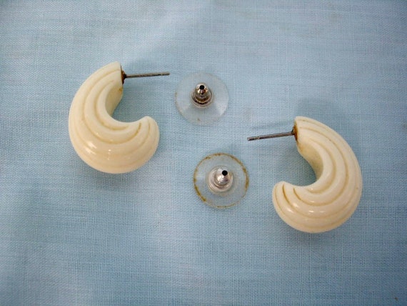 Vintage Cream Half Hoop Plastic Post Earrings - image 6