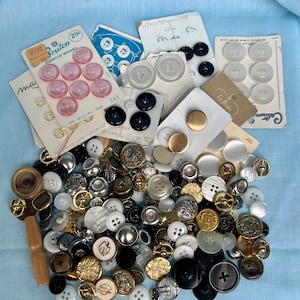 Random Lot of Vintage Buttons