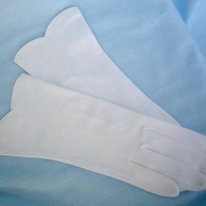 Vintage White Cotton Ladies Wrist Gloves