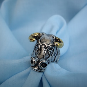Anillo “Toro” de metal vintage en oro y plata