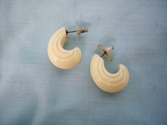 Vintage Cream Half Hoop Plastic Post Earrings - image 7