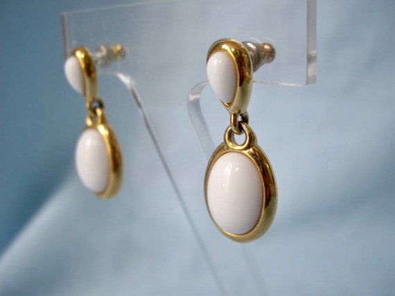 Vintage White and Gold Dangling Earrings - image 6