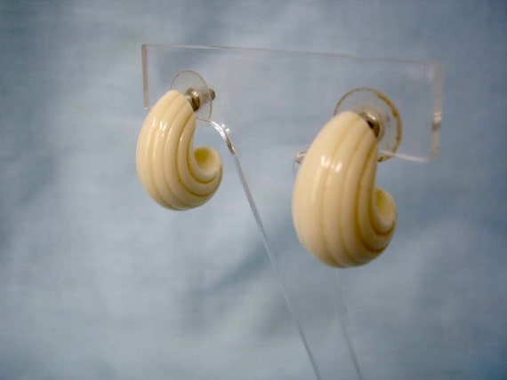 Vintage Cream Half Hoop Plastic Post Earrings - image 2