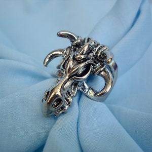 Anillo &quot;Toro&quot; vintage de metal plateado