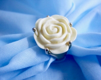 ON SALE Vintage Off White “Flower” Ring