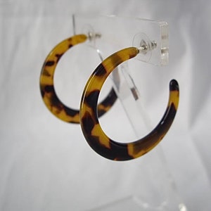 Boucles d&#39;oreilles créoles tortue en lucite vintage