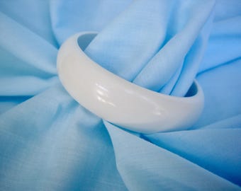 Vintage Creamy White Plastic Bangle Bracelet