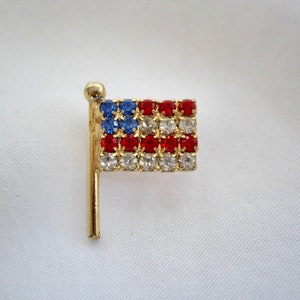 Vintage glitzernde rote, weiße, und blaue Kristallfahne Pin/Krawattennadel