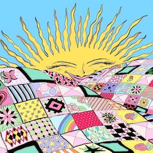 Puede incluir: Un sol sonriente con los ojos cerrados asoma por debajo de una colcha de retazos colorida. La colcha está hecha de diferentes telas y patrones, incluyendo flores, estrellas y formas geométricas. La colcha está en tonos de rosa, verde, amarillo, azul y blanco.