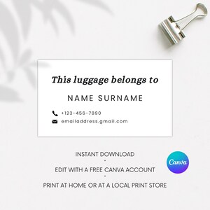 Op de afbeelding: Een wit bagagelabel met zwarte tekst die zegt "This luggage belongs to NAME SURNAME" met een telefoonnummer en e-mailadres. Het label heeft ook een Canva-logo en tekst die zegt "Direct downloaden, Bewerken met een gratis Canva-account, Thuis of bij een lokale drukkerij afdrukken."