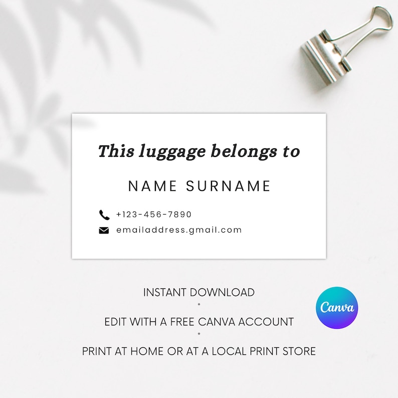 Op de afbeelding: Een wit bagagelabel met zwarte tekst die zegt "This luggage belongs to NAME SURNAME" met een telefoonnummer en e-mailadres. Het label heeft ook een Canva-logo en tekst die zegt "Direct downloaden, Bewerken met een gratis Canva-account, Thuis of bij een lokale drukkerij afdrukken."