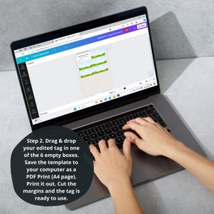 Op de afbeelding: Een laptop met een webbrowser die een ontwerptemplate geopend heeft met zes lege vakjes. De tekst op het scherm zegt "Sleep en plaats uw bewerkte label in een van de 6 lege vakjes. Sla de sjabloon op uw computer op als een PDF-afdruk (A4-pagina). Print het uit. Knip de marges af en het label is klaar voor gebruik."