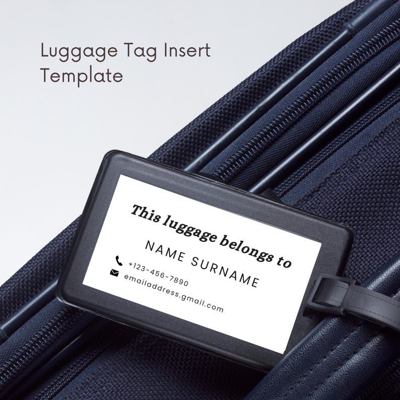 Op de afbeelding: Zwarte bagagelabel-inzet sjabloon met de tekst "Deze bagage behoort tot NAME SURNAME" en contactgegevens, waaronder een telefoonnummer en e-mailadres.