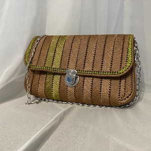 Cartera de mano marrón con cordón de poliéster