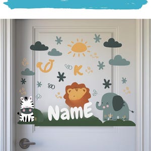 Adesivo de porta de animal personalizado – Decalque de nome personalizado para quarto de criança, decoração de berçário com tema de selva. Removível, versátil e exclusivamente seu!