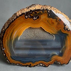 large agate disc geode disc with druse, polished 13 x 11 x 0.7 cm, 182 g
