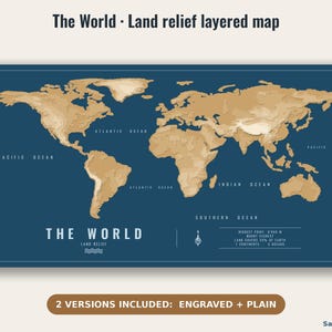 Könnte beinhalten: Eine rechteckige Wandkarte mit dem Titel The World - Land relief layered map, die beigefarbene Kontinente auf dunkelblauem Grund zeigt. Die Karte enthält Ozeanbezeichnungen, eine Windrose und Angaben zum Mount Everest mit 8.848 m.
