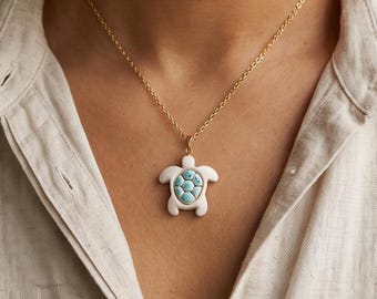 Collar con colgante de tortuga marina hecho a mano / Joyería marina de arcilla polimérica, chapado en oro