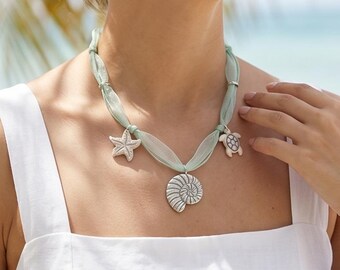 Collar de organza costero hecho a mano / Dijes de nautilus, estrellas de mar y tortugas marinas