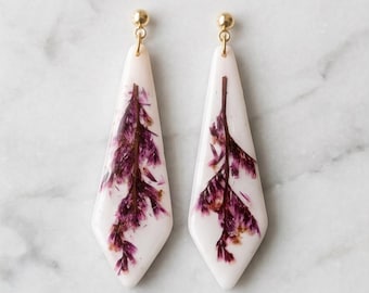 Pendientes artesanales de arcilla polimérica con flores moradas secas reales – Pendientes de acero inoxidable chapados en oro