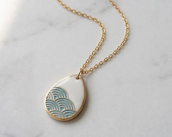 Collar con colgante de arcilla polimérica en forma de lágrima y ola marina, hecho a mano, joyería minimalista en tono dorado.