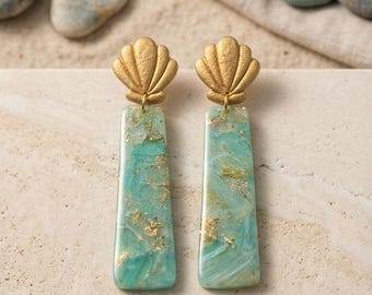 Pendientes de arcilla polimérica hechos a mano con forma de concha marina - Colgantes de oro turquesa y hojas de oro - Joyería costera