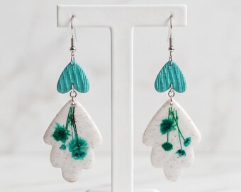 Pendientes colgantes hechos a mano con flores secas de turquesa – Joyería botánica de arcilla polimérica