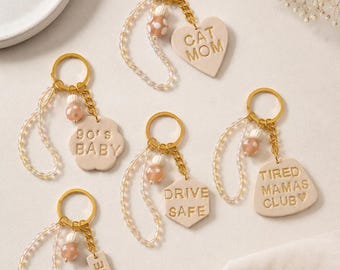 Llavero personalizado de arcilla polimérica grabado / Adorno para bolso hecho a mano, detalles en tono dorado
