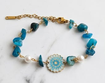 Pulsera hecha a mano con gema de apatita azul, perlas de imitación, dije de arcilla polimérica y cadena dorada.
