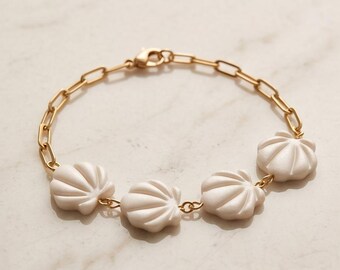 Pulsera de arcilla polimérica hecha a mano con forma de concha marina / Cadena chapada en oro / Joyería costera