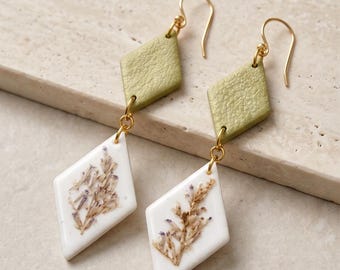 Pendientes colgantes hechos a mano con arcilla polimérica floral verde seca – Joyería botánica de resina