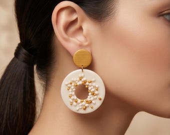 Pendientes colgantes circulares de oro blanco hechos a mano, joyería minimalista de arcilla polimérica.