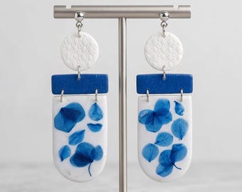 Pendientes colgantes de hortensias azules naturales – Pendientes hechos a mano de arcilla polimérica con remaches de acero inoxidable plateado