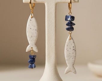 Pendientes de aro hechos a mano con forma de pez moteado / Arcilla polimérica, cuentas azules, joyería costera chapada en oro