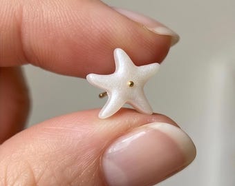 Pendientes de estrella de mar nacarados hechos a mano, joyería playera de arcilla polimérica