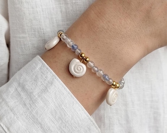 Pulsera con dije de concha hecha a mano en arcilla polimérica / Joyería costera dorada