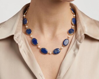 Collar artesanal de arcilla polimérica azul cobalto con perlas - Joyería oceánica llamativa
