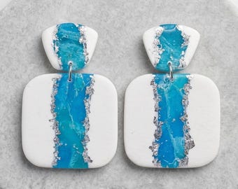 Pendientes colgantes hechos a mano de arcilla polimérica marina / Joyería de arcilla con lámina de plata y efecto mármol azul y blanco