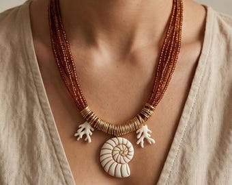 Collar de concha de nautilus hecho a mano con arcilla polimérica, joyería costera con cuentas inspirada en el océano.