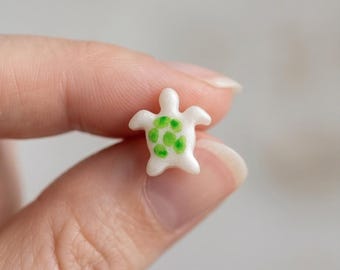 Pendientes de tortuga hechos a mano con arcilla polimérica - Mini joyas playeras