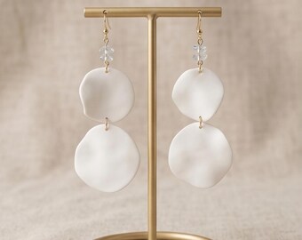 Pendientes colgantes hechos a mano de arcilla polimérica blanca / Joyería minimalista de estilo costero