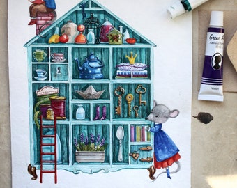 Puede incluir: Ilustración en acuarela de una estantería azul con forma de casa llena de objetos en miniatura, como una tetera, llaves y libros. Se representan dos ratones, uno leyendo en el tejado y otro admirando la estantería. Una escalera roja está apoyada en la estantería.