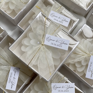 Candele bomboniere per gli ospiti, bomboniere per matrimoni, mini candele all'ingrosso, bomboniere per fidanzamenti, candele bomboniere all'ingrosso, bomboniere per battesimi, regali per gli ospiti.
