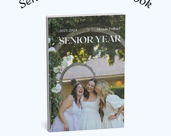 Pode incluir: Um livro de memórias de final de ano, "Senior Year Memory Book", com texto em azul marinho. A capa apresenta uma foto de três mulheres rindo com vestidos brancos. O livro inclui o texto "2023-2024" e "Maggie Pollard".