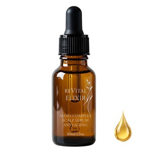 Puede incluir: Una botella de vidrio marrón de suero Revital Elixir con un cuentagotas negro. La botella contiene un suero para el cuero cabelludo Meso-Complex antiedad. Una gota dorada de suero está al lado de la botella. Contiene 50 ml de suero.