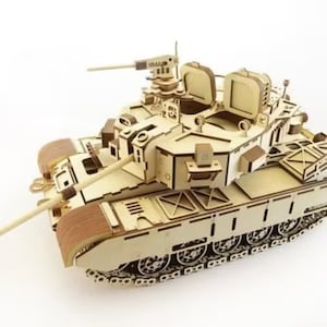 Puede incluir: Un modelo de tanque de madera con un diseño detallado. El tanque está hecho de madera marrón claro y tiene un aspecto realista. El modelo está ensamblado y listo para ser exhibido.