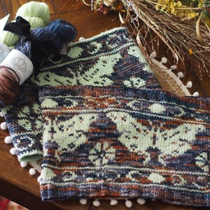 Kit para tejer bufanda Luna Moth, paquete de hilo de lana merino DK teñido a mano con código de patrón, set de regalo de bufanda Fair Isle Colorwork, Cape May Fiber Co.