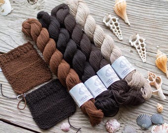 Hilo de alpaca americana, color crema natural, marrón y negro, 3 cabos, grosor DK, madeja 100 % alpaca Huacaya, fabricado localmente.