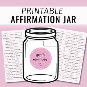 Op de afbeelding: Een printbare affirmatiepot-afbeelding met een zwart omlijnde glazen pot met een roze rond etiket met de tekst gentle reminders en een hartje. Achter de pot staan twee witte vellen papier met lijsten met positieve affirmaties.