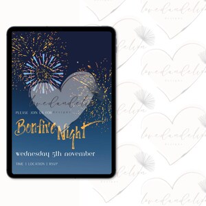 Puede incluir: Una invitación digital en una tableta para un evento de Bonfire Night. El diseño presenta fuegos artificiales, una superposición en forma de corazón y texto en oro y blanco. La invitación incluye la fecha, hora, lugar e información RSVP.